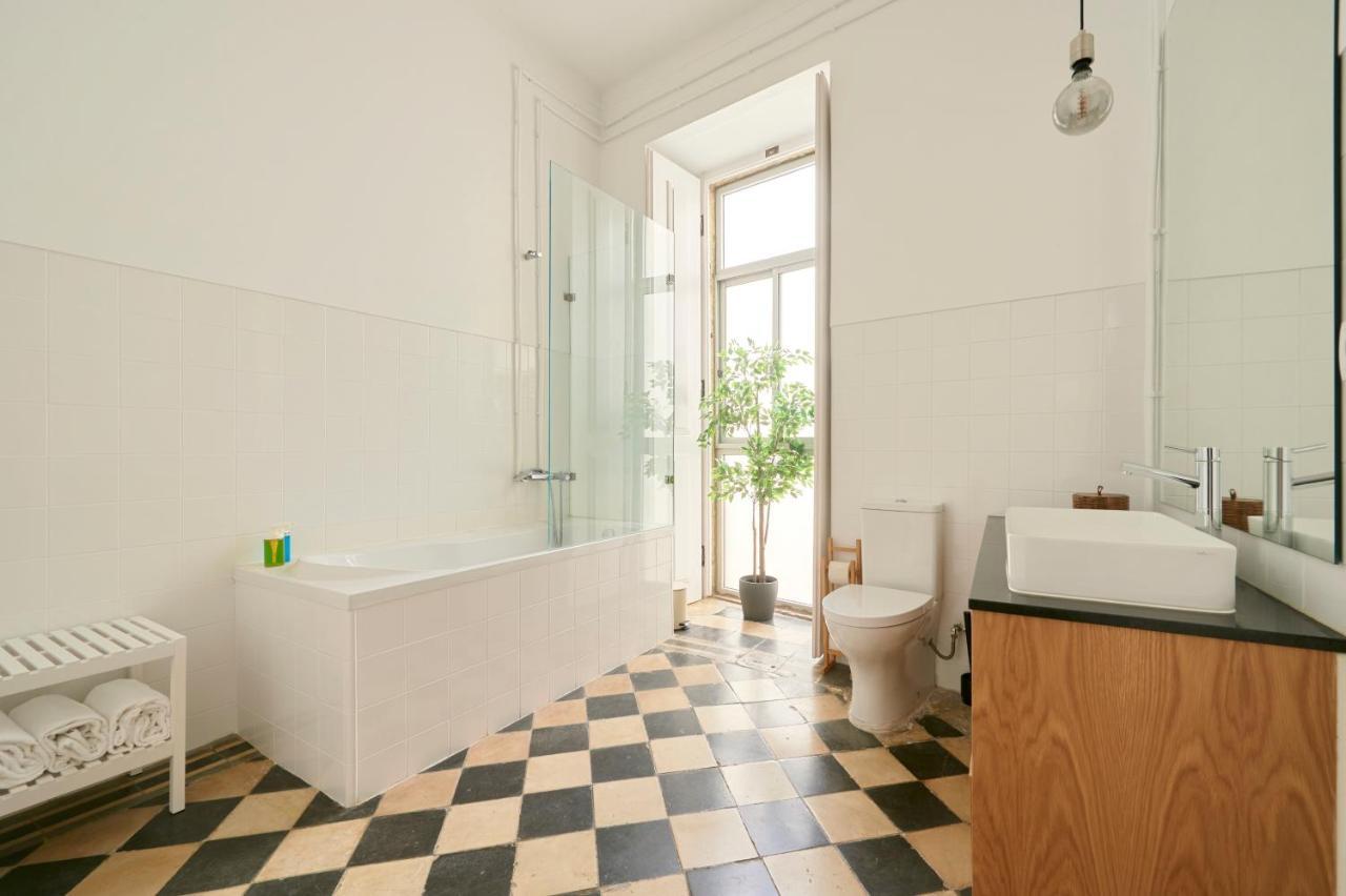 Sunny Pink Street Historical Apt, By Timecooler Lisboa Екстериор снимка